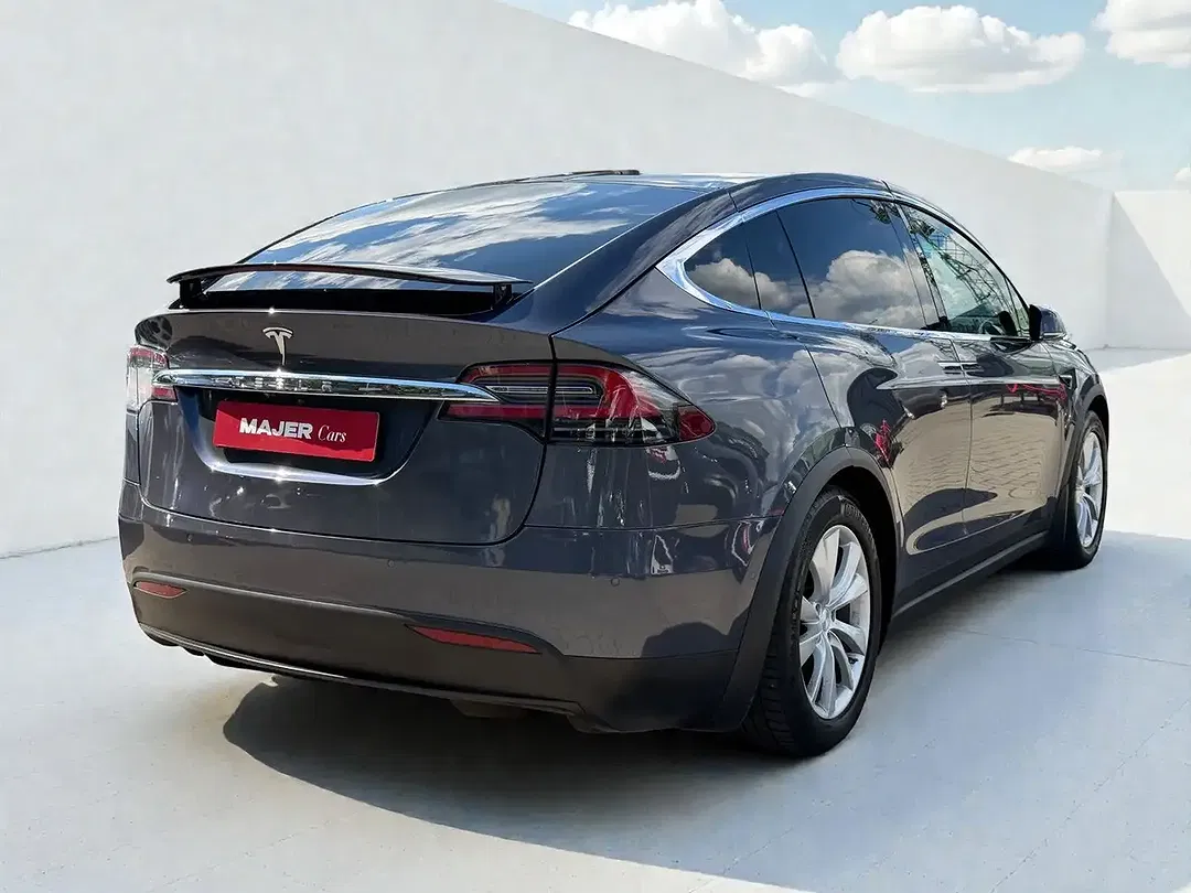 Tesla Model X - Thumbnail 10