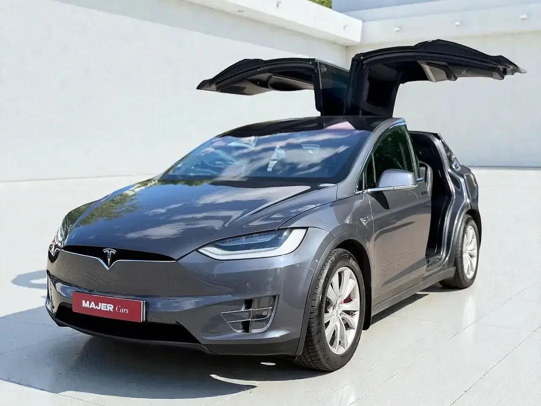 Tesla Model X - Thumbnail 3
