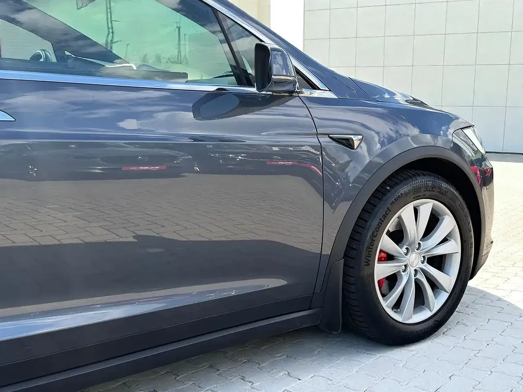 Tesla Model X - Thumbnail 8