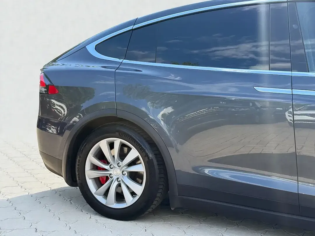 Tesla Model X - Thumbnail 9