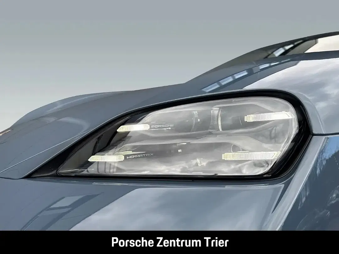 Porsche Taycan - Thumbnail 11