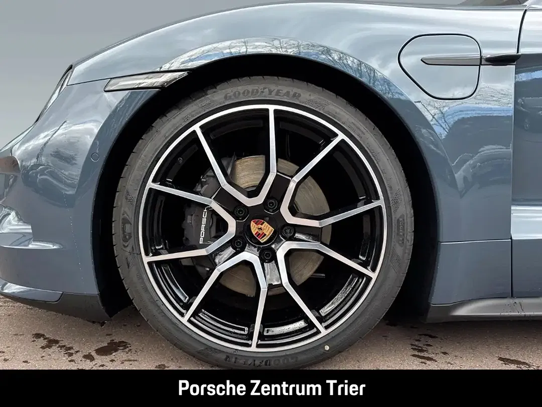 Porsche Taycan - Thumbnail 8