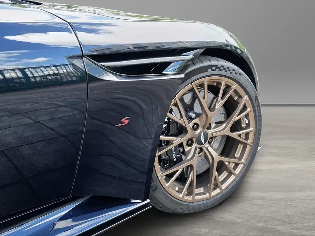 Aston Martin DB12 - Thumbnail 22