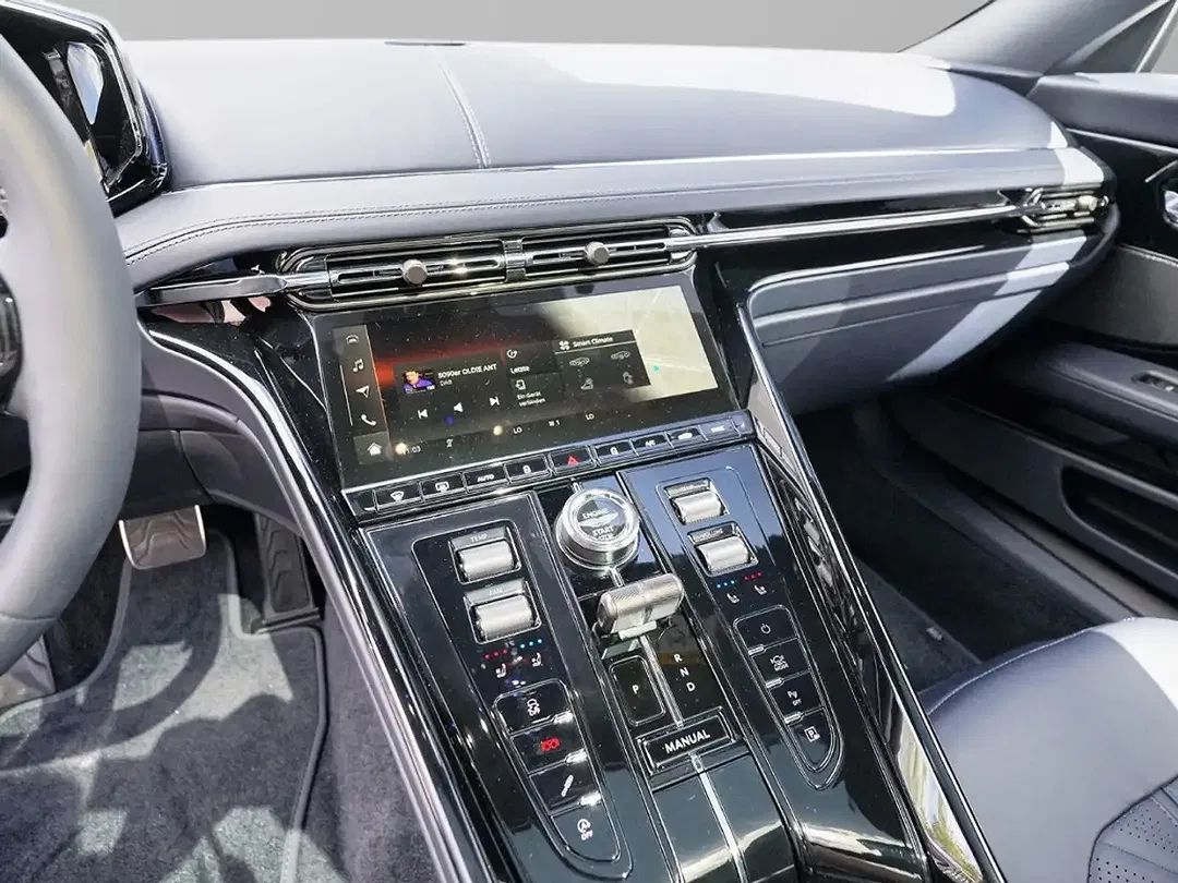 Aston Martin DB12 - Thumbnail 31