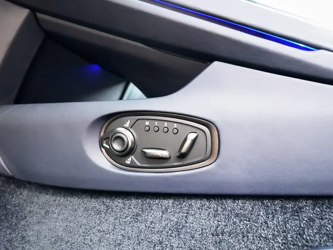 Aston Martin DB12 - Thumbnail 35