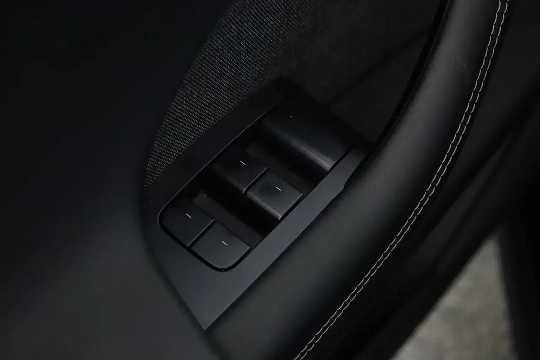 Tesla Model X - Thumbnail 11