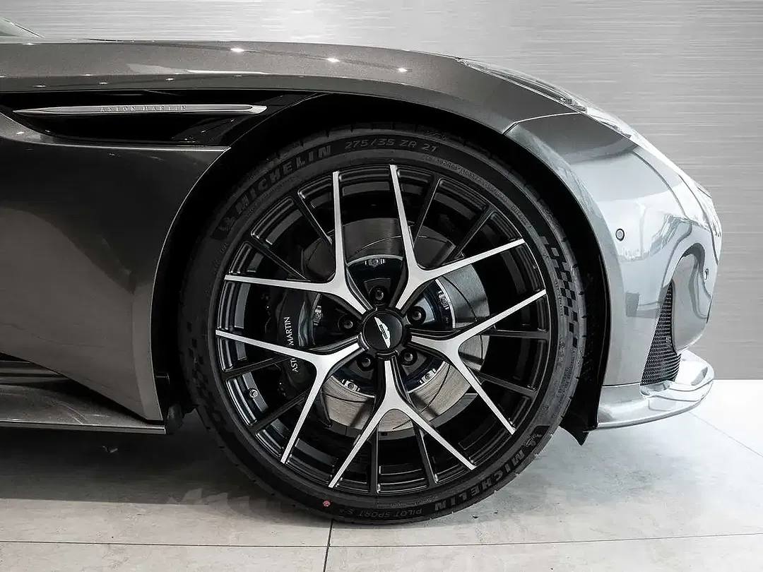 Aston Martin DB12 - Thumbnail 4
