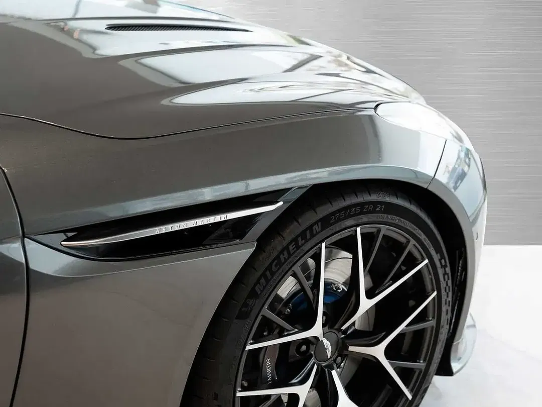 Aston Martin DB12 - Thumbnail 9