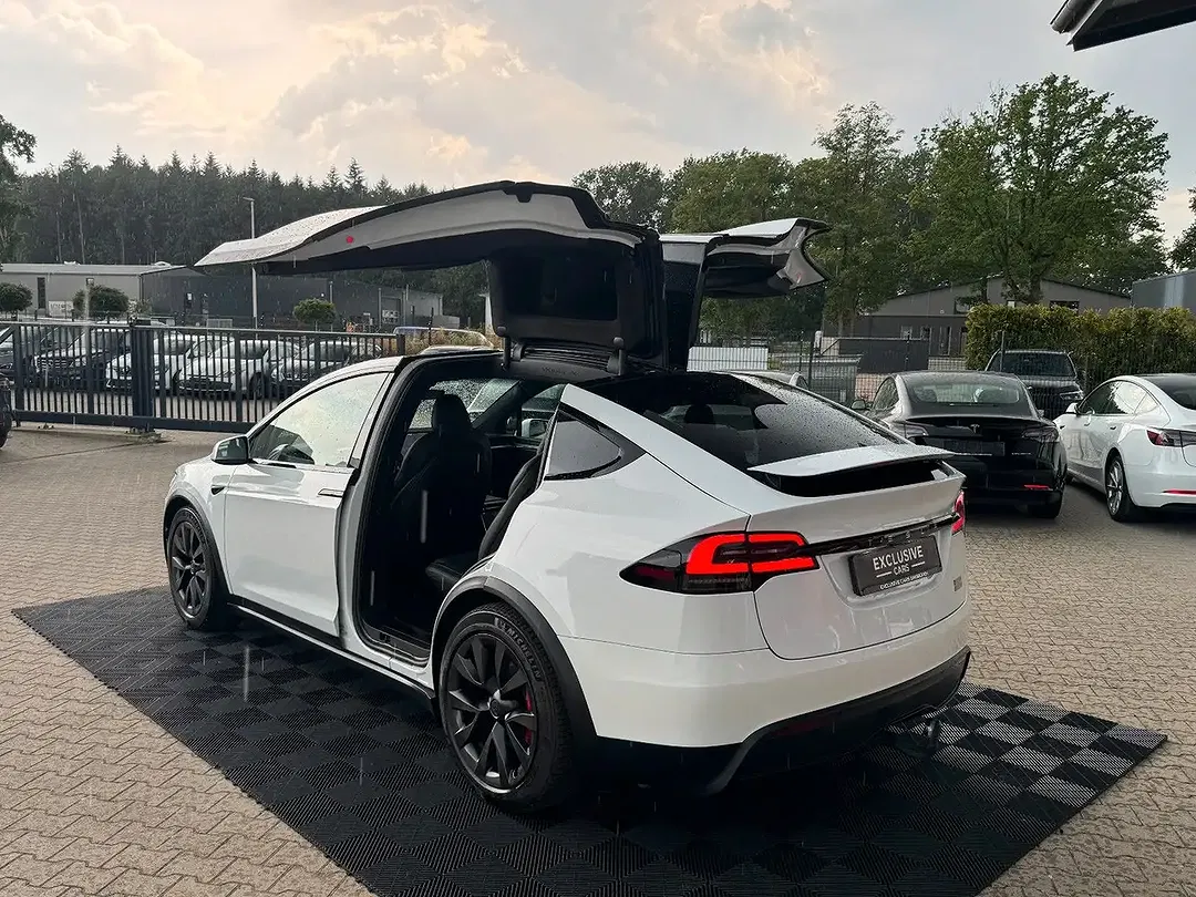 Tesla Model X - Thumbnail 15