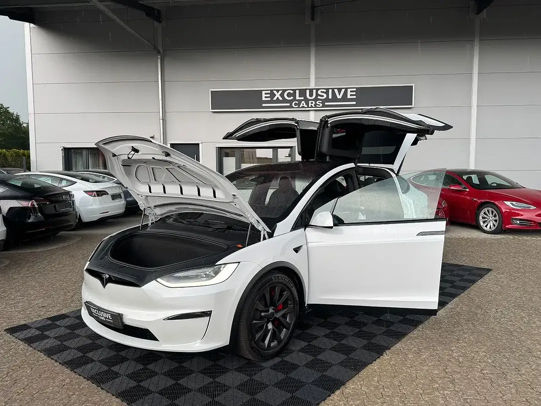 Tesla Model X - Thumbnail 2