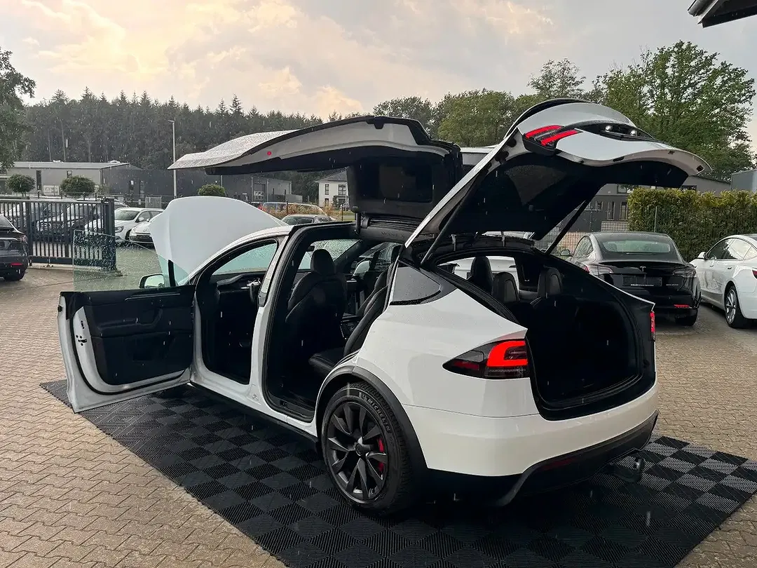 Tesla Model X - Thumbnail 3