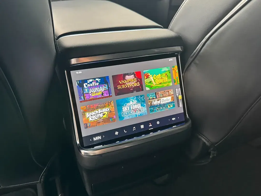 Tesla Model X - Thumbnail 6