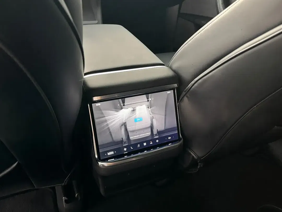 Tesla Model X - Thumbnail 8