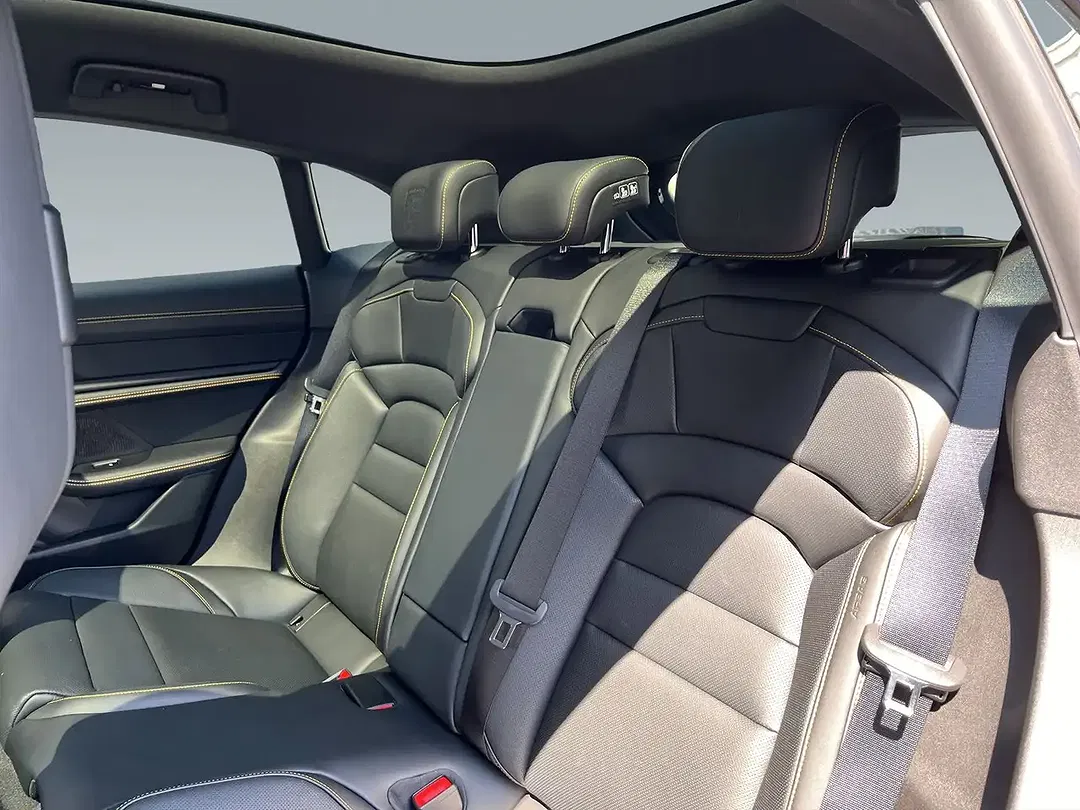 Porsche Taycan - Thumbnail 11