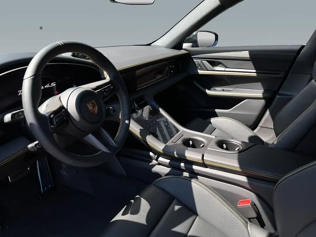 Porsche Taycan - Thumbnail 4