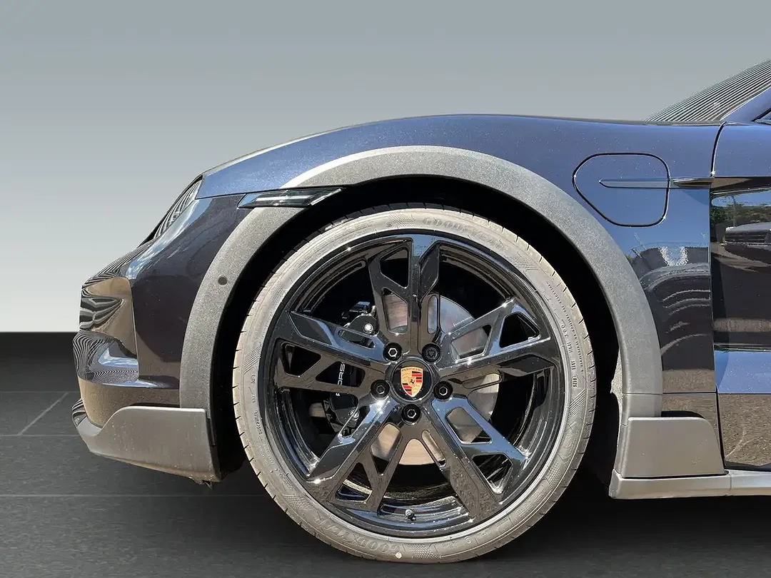 Porsche Taycan - Thumbnail 8