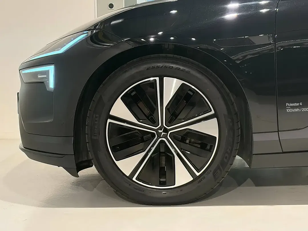 Polestar 4 - Thumbnail 3