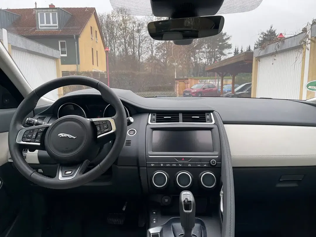 Jaguar E-Pace - Thumbnail 11