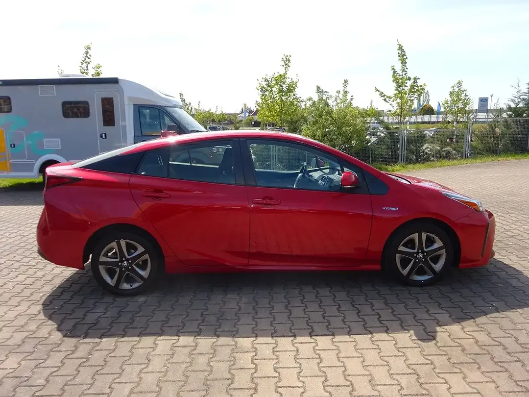 Toyota Prius - Thumbnail 8