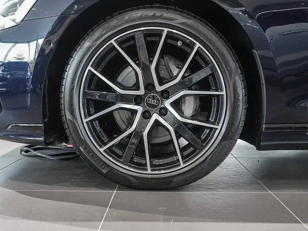Audi A8 - Thumbnail 4