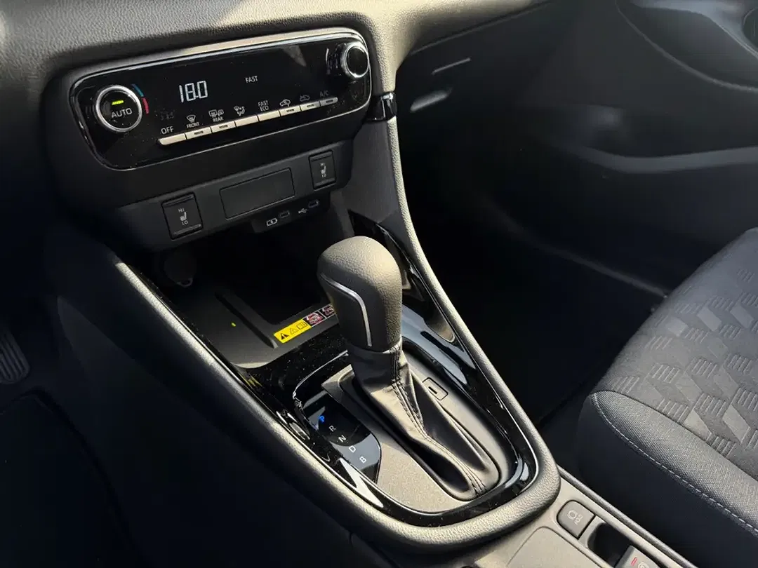 Toyota Yaris - Thumbnail 13
