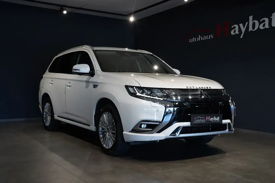 Mitsubishi Outlander - Thumbnail 1