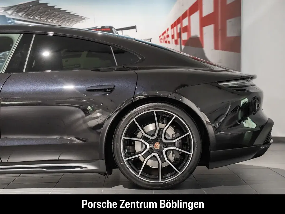 Porsche Taycan - Thumbnail 13
