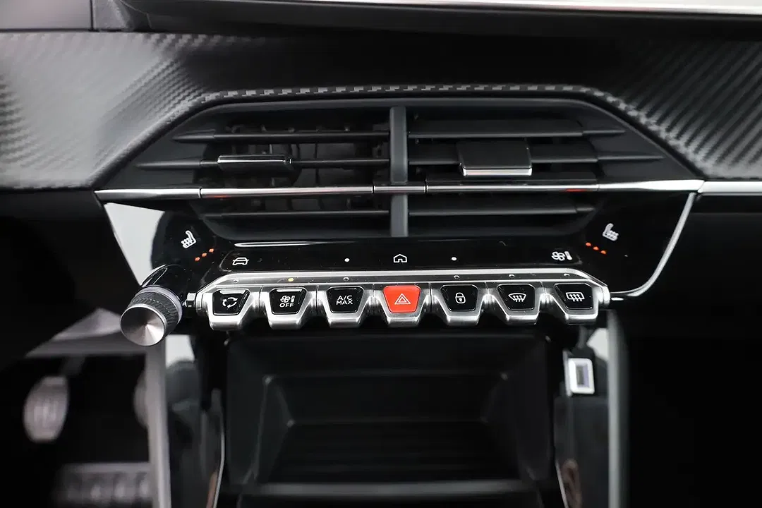 Peugeot 208 - Thumbnail 11