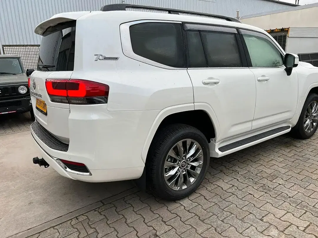 Toyota Land Cruiser - Thumbnail 4