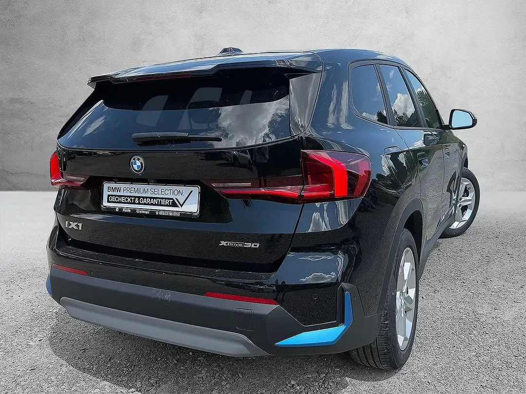 BMW iX1 - Thumbnail 2