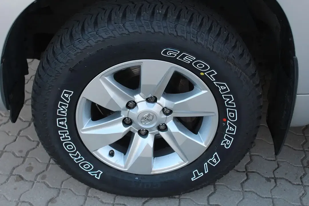 Toyota Land Cruiser - Thumbnail 3