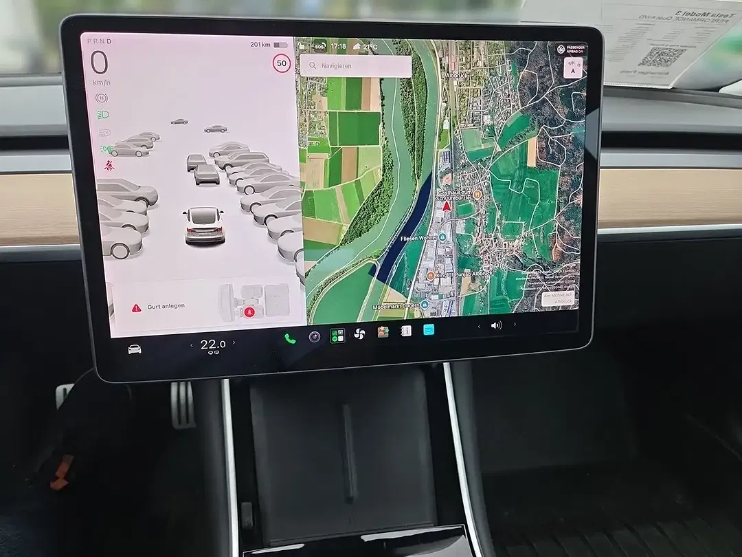 Tesla Model 3 - Thumbnail 10