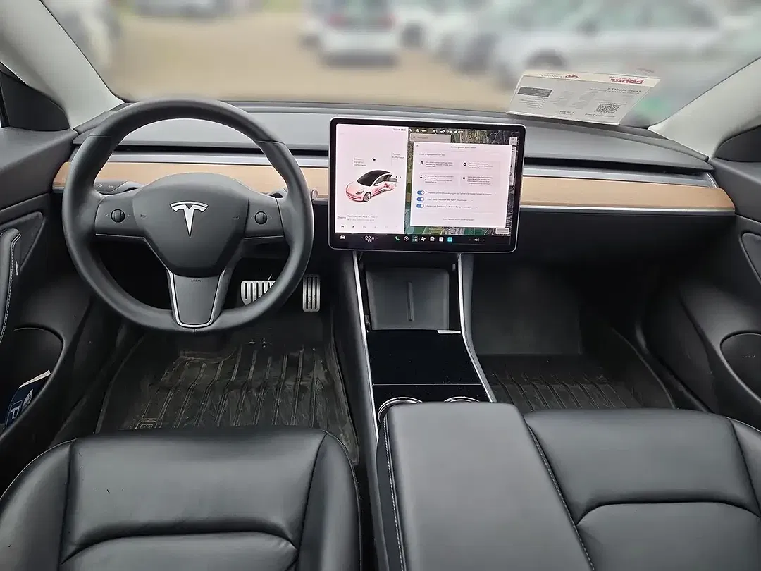 Tesla Model 3 - Thumbnail 11