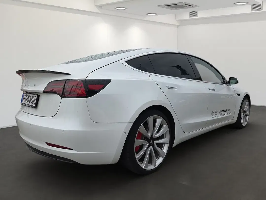 Tesla Model 3 - Thumbnail 4