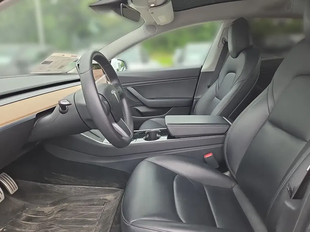 Tesla Model 3 - Thumbnail 8