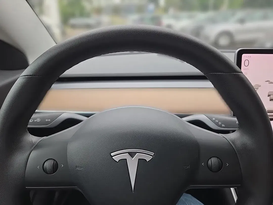 Tesla Model 3 - Thumbnail 9