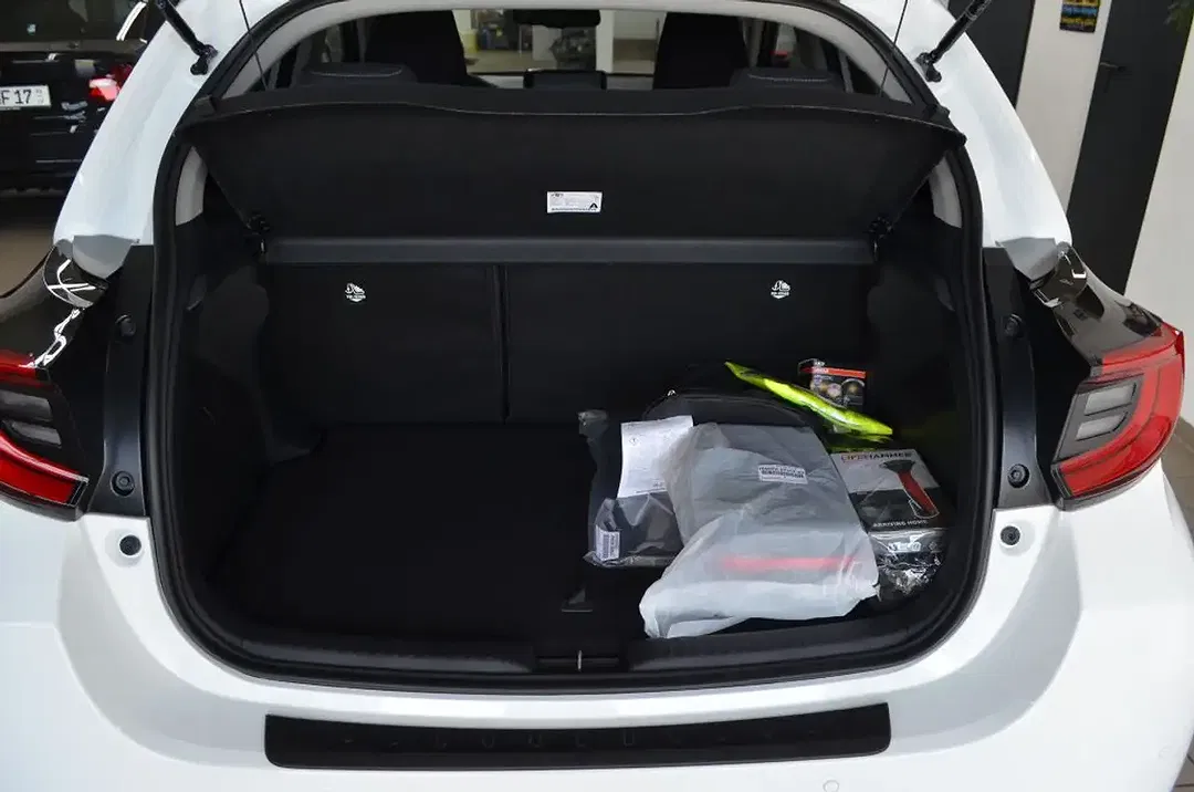 Toyota Yaris - Thumbnail 9