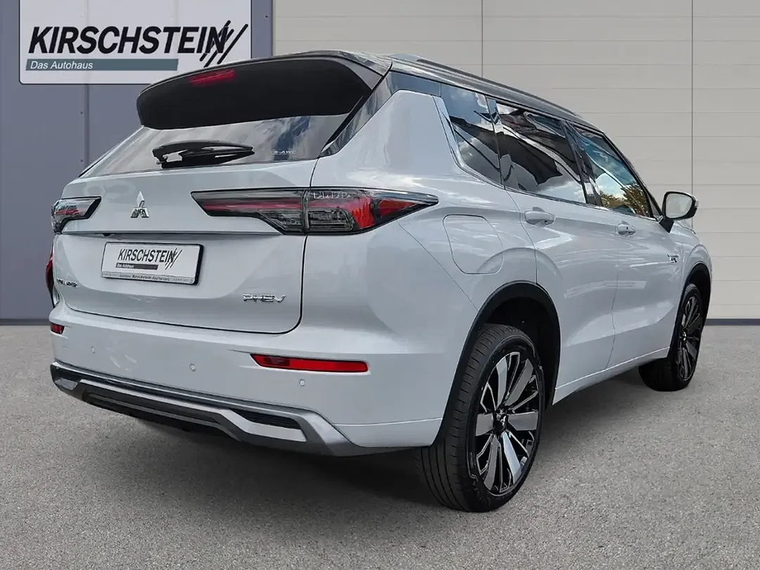 Mitsubishi Outlander - Thumbnail 3