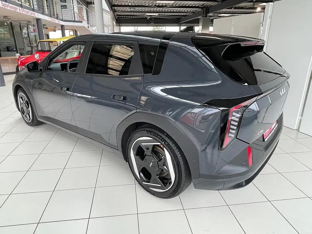 Kia EV4 - Thumbnail 4