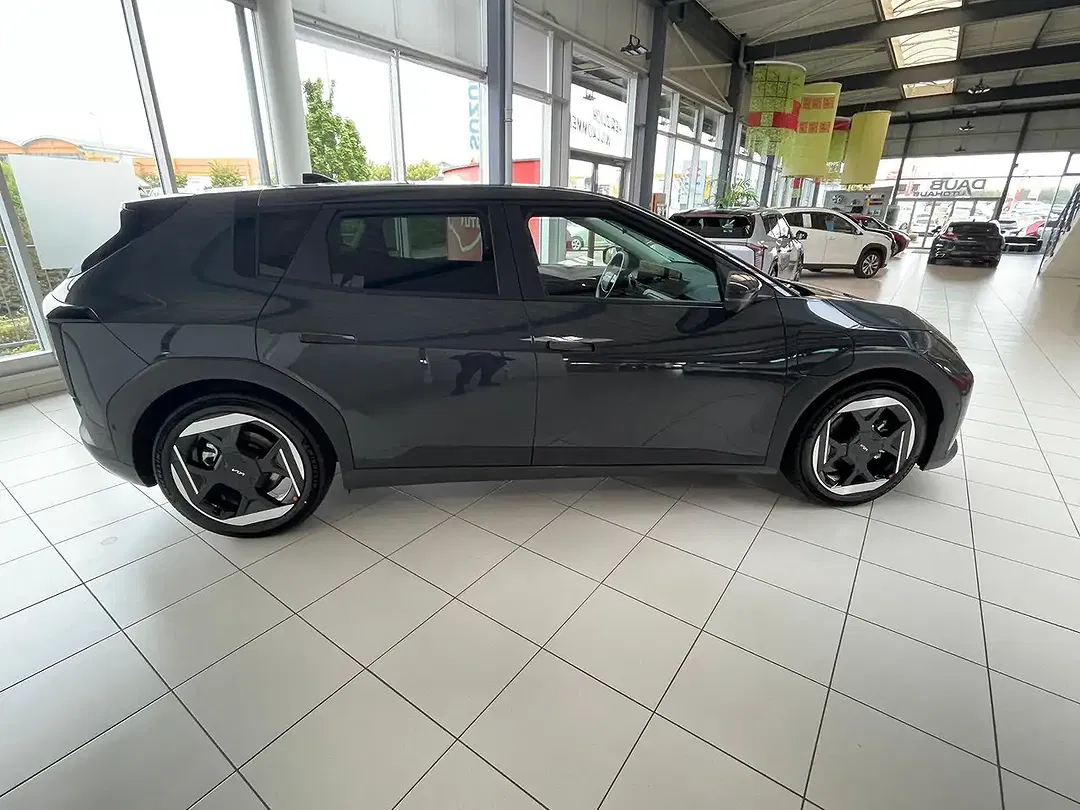 Kia EV4 - Thumbnail 6