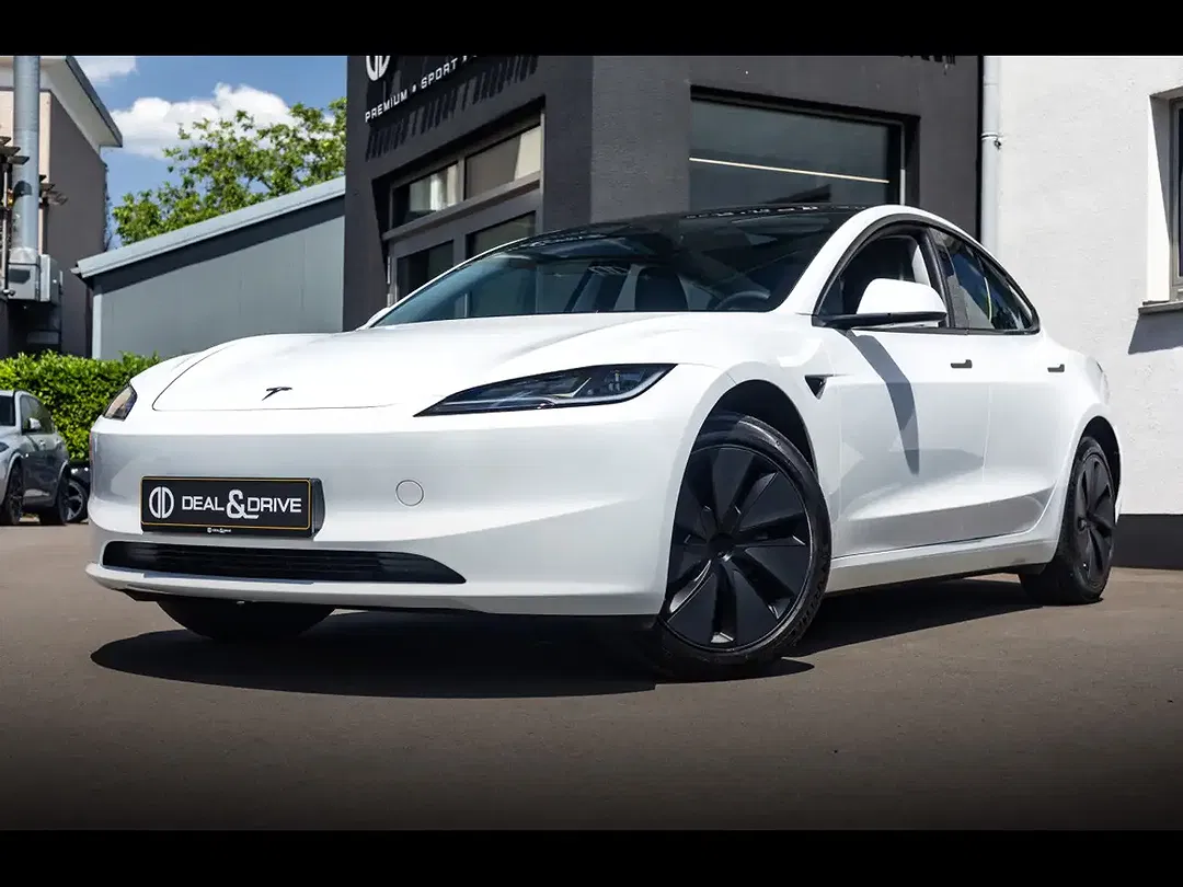Tesla Model 3 - Thumbnail 1