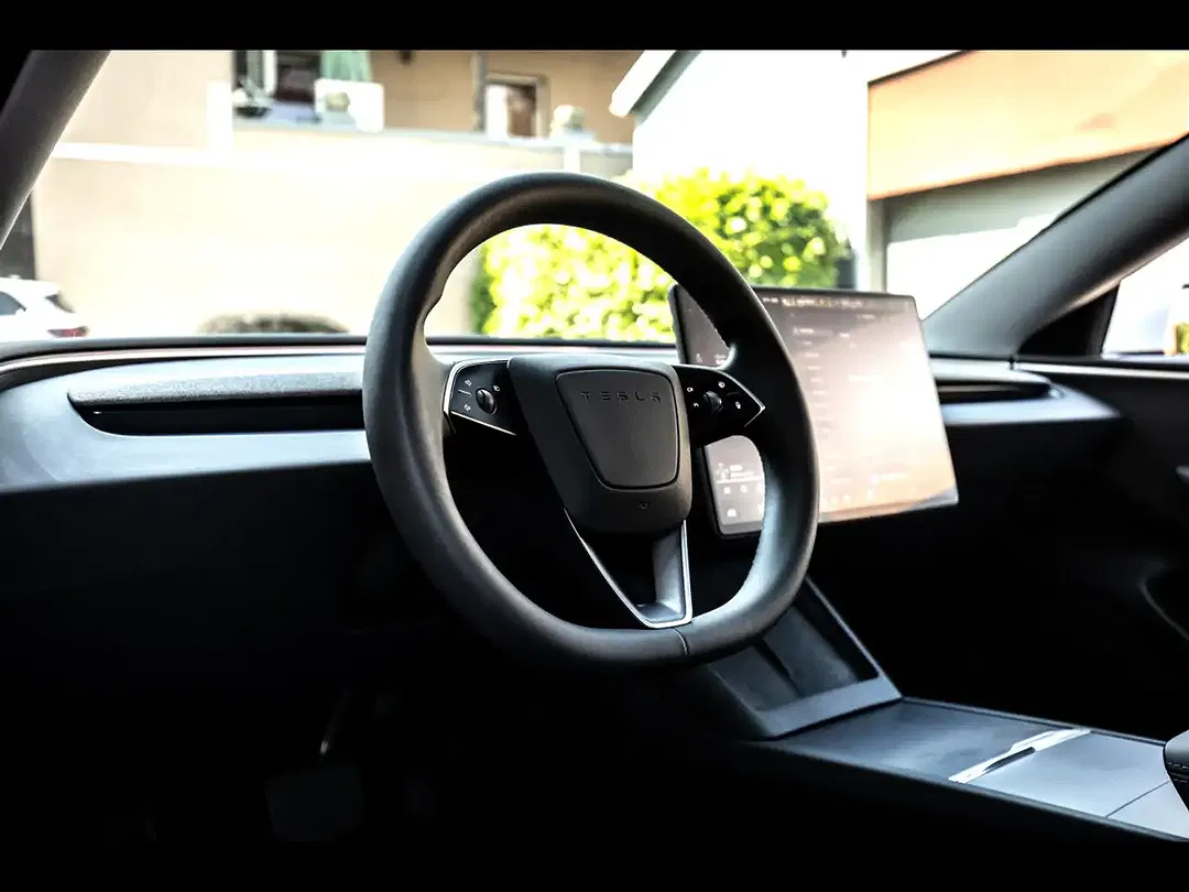 Tesla Model 3 - Thumbnail 10