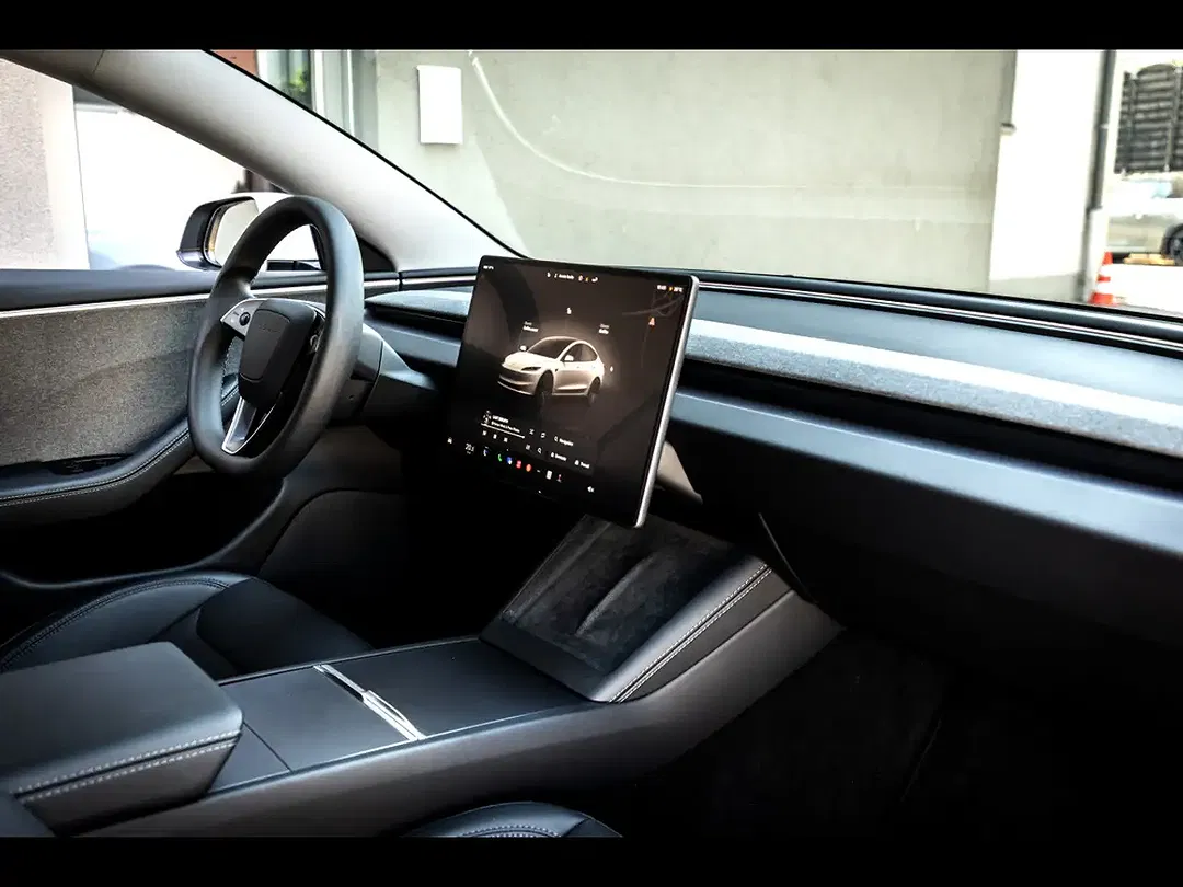 Tesla Model 3 - Thumbnail 13