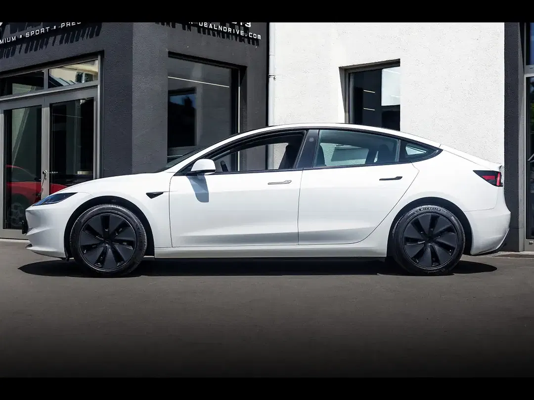 Tesla Model 3 - Thumbnail 2