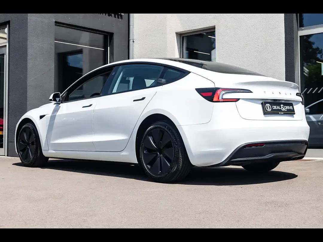 Tesla Model 3 - Thumbnail 3