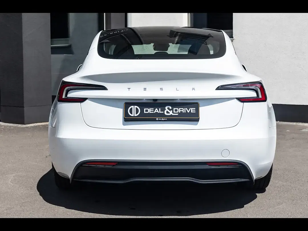 Tesla Model 3 - Thumbnail 4