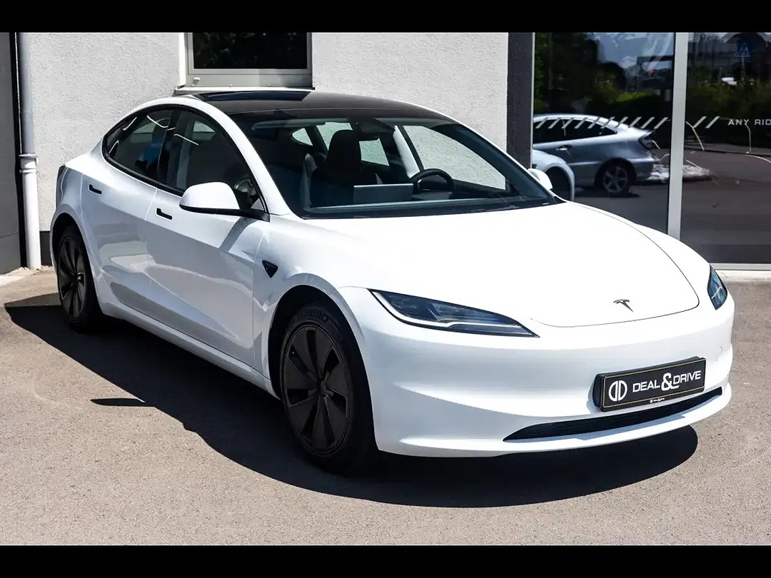 Tesla Model 3 - Thumbnail 6