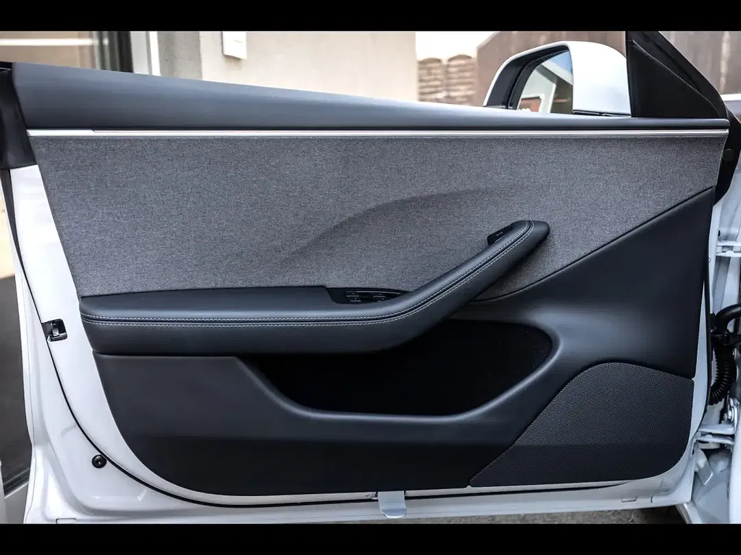 Tesla Model 3 - Thumbnail 9