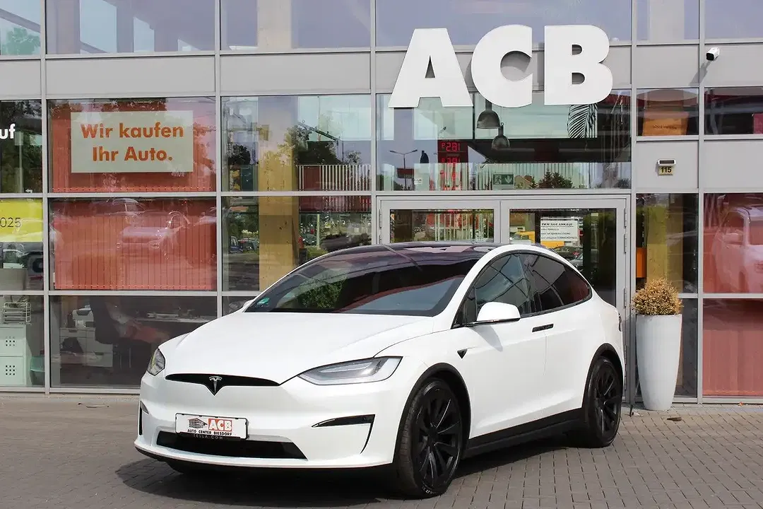 Tesla Model X - Thumbnail 1