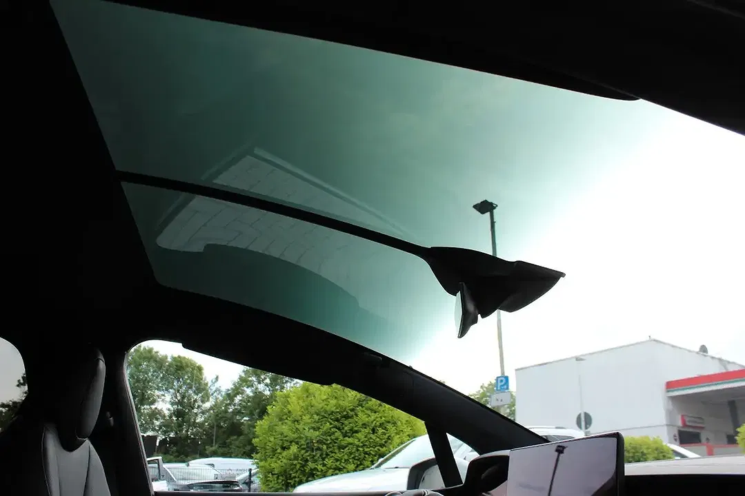 Tesla Model X - Thumbnail 11